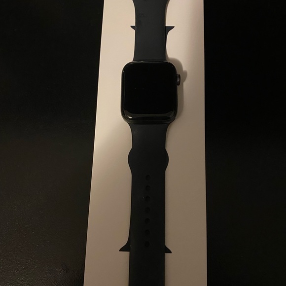 Apple Watch SE2 - Picture 2 of 3